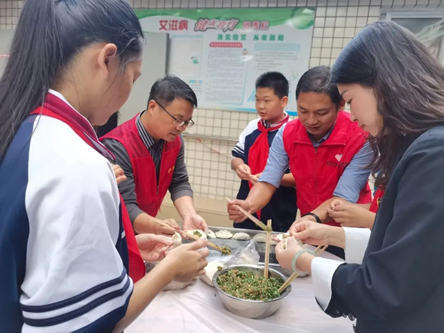 敬天下老人,扬中华美德——记泸州十八中重阳节志愿活动走进安宁街道敬老院(图8) 8.jpg