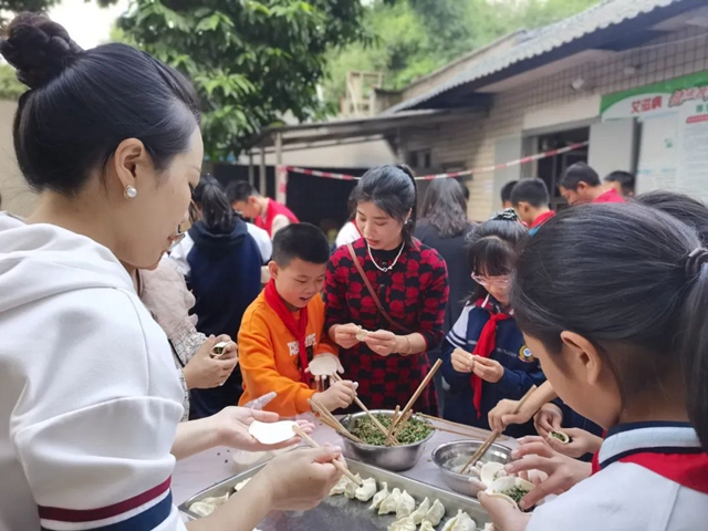 敬天下老人,扬中华美德——记泸州十八中重阳节志愿活动走进安宁街道敬老院(图11) 11.jpg