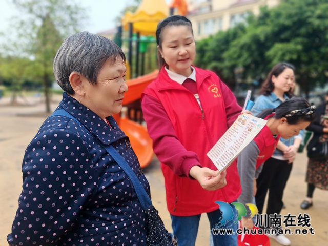 1023爱满重阳，暖心同行活动志愿者现场宣传.jpg
