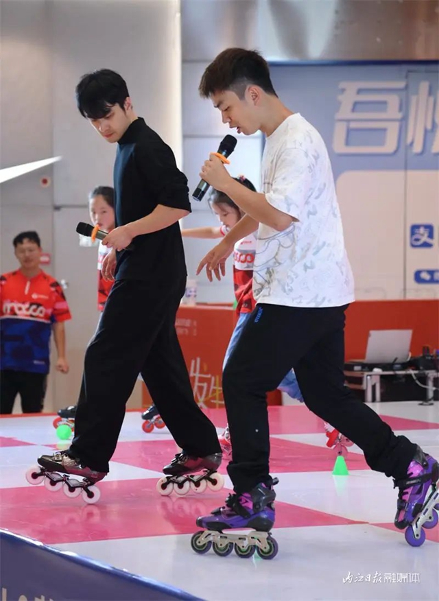 好多人围观!世界冠军来内江“传经”(图3) 微信图片_20231024103838.jpg