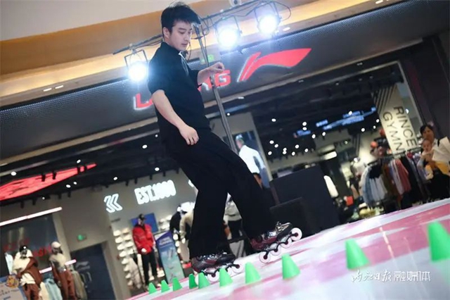 好多人围观!世界冠军来内江“传经”(图5) 微信图片_20231024103847.jpg