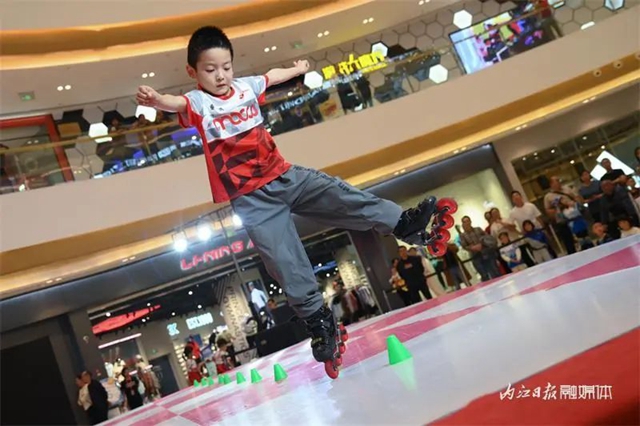 好多人围观!世界冠军来内江“传经”(图9) 微信图片_20231024103905.jpg