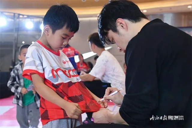 好多人围观!世界冠军来内江“传经”(图10) 微信图片_20231024103910.jpg