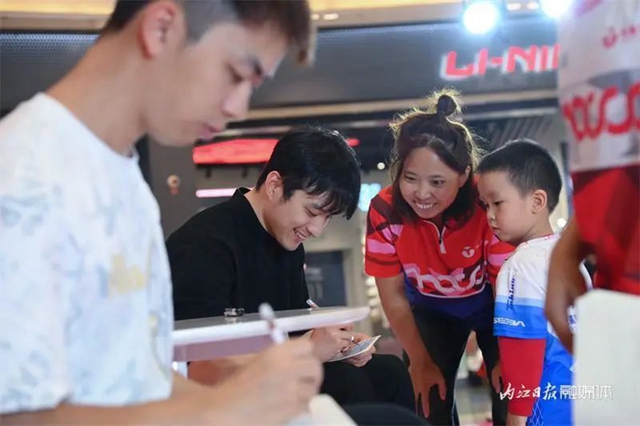 好多人围观!世界冠军来内江“传经”(图11) 微信图片_20231024103915.jpg