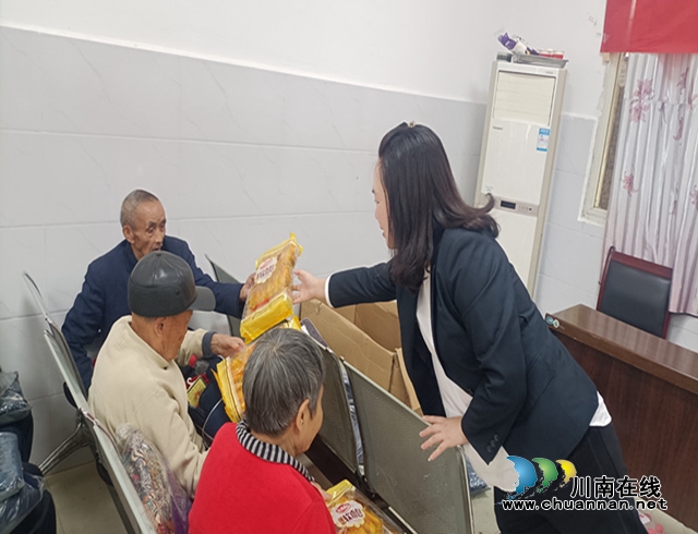 合江县司法局：久久重阳 法律援助给老年人送温暖和亲情3_副本.jpg