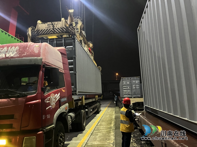 165辆汽车搭乘泸州中欧班列“一路向西”(图2) 7.jpg