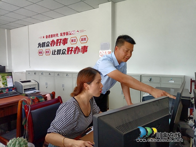 张勇（左二）在泸县云锦镇冯石村担任特聘村主任并指导工作.jpg