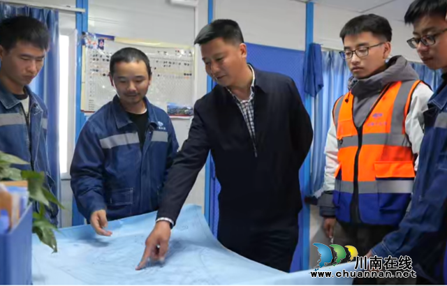 张勇（左三）指导“泸建工”年轻技术人员.png