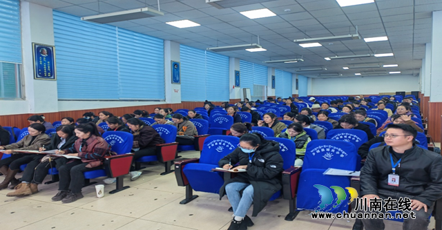 乡城教师们在认真聆听泸县二中心理健康教育唐莉莉老师心理健康讲座.png
