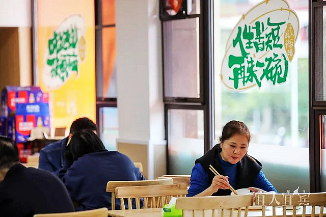 宜宾:暖心又暖胃!这里的社区食堂充满“幸福食光”(图2) nEO_IMG_2.jpg