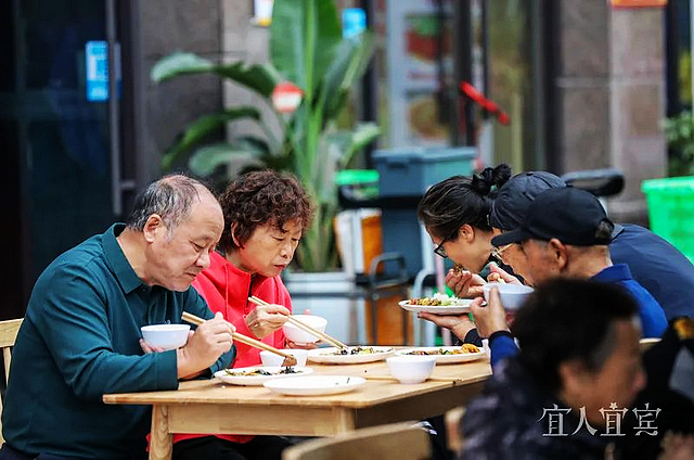 宜宾:暖心又暖胃!这里的社区食堂充满“幸福食光”(图4) nEO_IMG_4.jpg