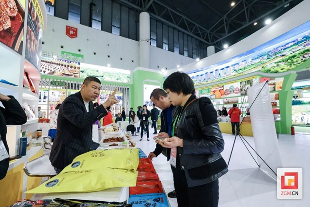 自贡组团参加农博会 集中签约14个项目 特色精品盛装亮相(图2) 自贡2.jpg