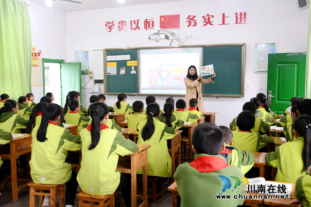 叙永县小学研修二联盟研修活动在龙凤中心校举行(图1) 代龙江老师.jpg