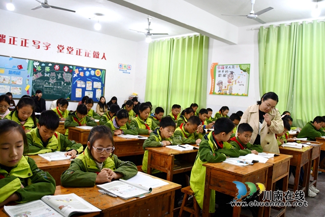 叙永县小学研修二联盟研修活动在龙凤中心校举行(图3) 刘利老师.jpg