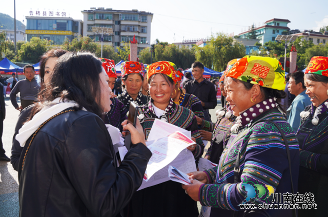 泸州龙马潭:“就”在金秋 龙马潭情系普格专场招聘会人气爆满(图1) 工作人员向求职者介绍岗位.png