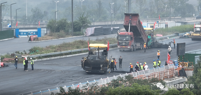 通车在即!泸州长江六桥沥青摊铺完成!(图2) 微信图片_20231102090030.png