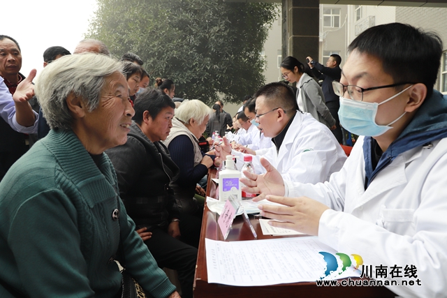 咨询现场（魏生梅摄） (1).JPG