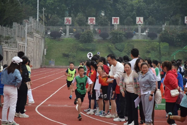 泸州十八中小学部“礼润成长 逐梦赛场”田径运动会圆满落幕(图6) 6.jpg