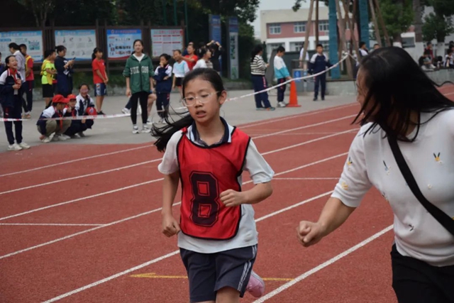 泸州十八中小学部“礼润成长 逐梦赛场”田径运动会圆满落幕(图8) 8.jpg