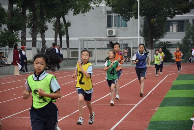 泸州十八中小学部“礼润成长 逐梦赛场”田径运动会圆满落幕(图7) 7.jpg