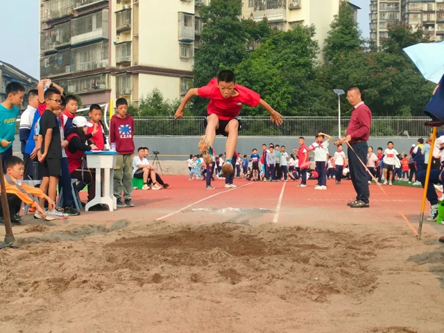 泸州十八中小学部“礼润成长 逐梦赛场”田径运动会圆满落幕(图9) 9.jpg