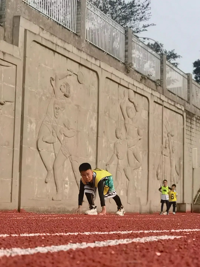 泸州十八中小学部“礼润成长 逐梦赛场”田径运动会圆满落幕(图11) 11.jpg