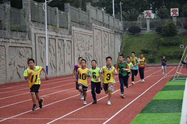 泸州十八中小学部“礼润成长 逐梦赛场”田径运动会圆满落幕(图12) 12.jpg