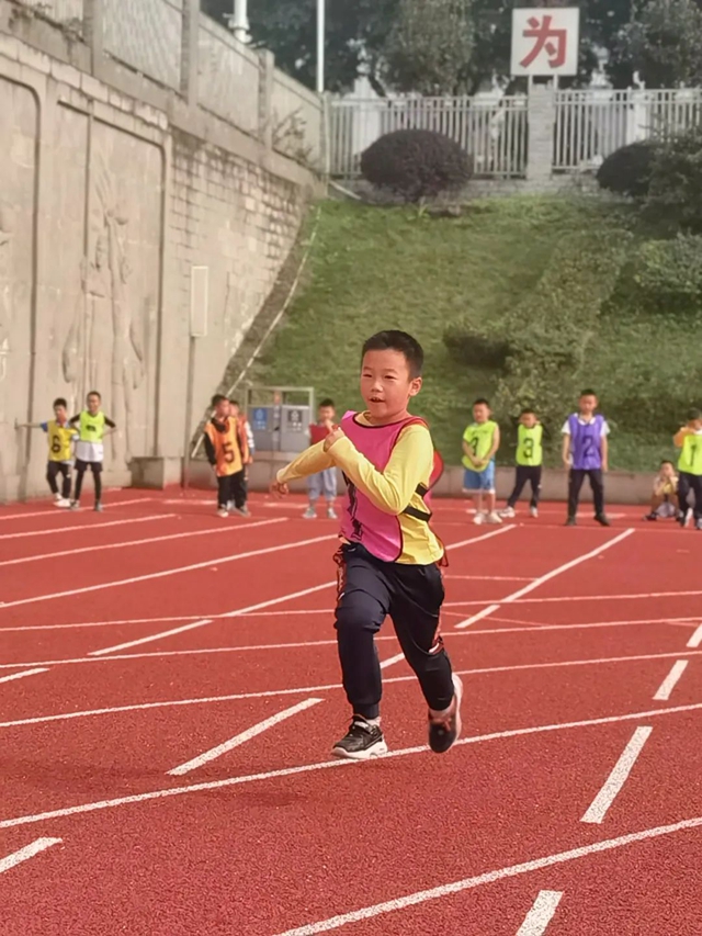 泸州十八中小学部“礼润成长 逐梦赛场”田径运动会圆满落幕(图17) 17.jpg