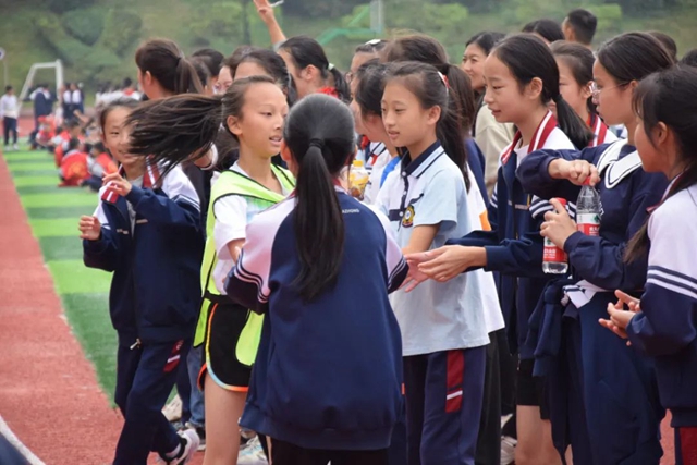 泸州十八中小学部“礼润成长 逐梦赛场”田径运动会圆满落幕(图16) 16.jpg