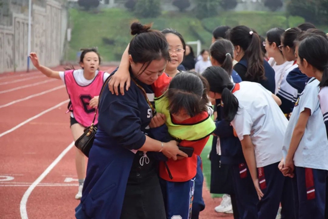 泸州十八中小学部“礼润成长 逐梦赛场”田径运动会圆满落幕(图19) 19.jpg