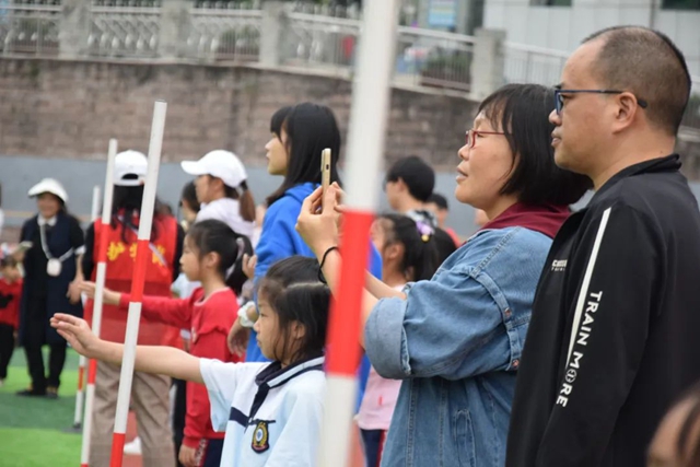 泸州十八中小学部“礼润成长 逐梦赛场”田径运动会圆满落幕(图26) 26.jpg