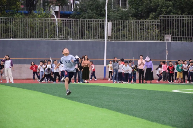 泸州十八中小学部“礼润成长 逐梦赛场”田径运动会圆满落幕(图24) 24.jpg