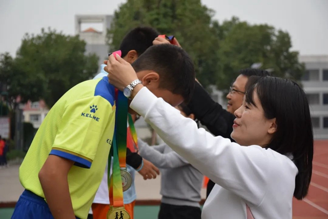 泸州十八中小学部“礼润成长 逐梦赛场”田径运动会圆满落幕(图28) 28.jpg