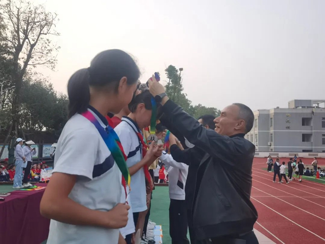 泸州十八中小学部“礼润成长 逐梦赛场”田径运动会圆满落幕(图29) 29.jpg