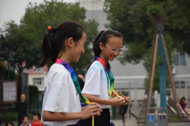 泸州十八中小学部“礼润成长 逐梦赛场”田径运动会圆满落幕(图27) 27.jpg