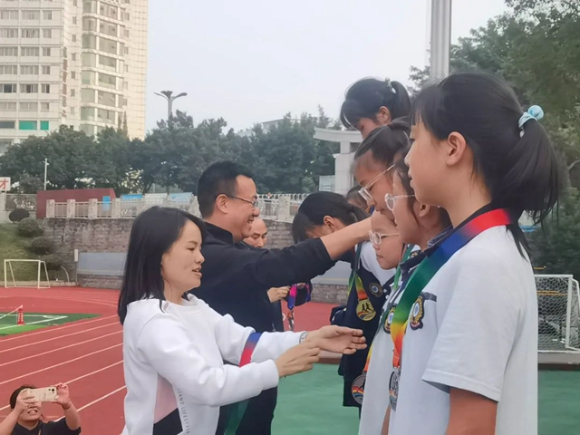 泸州十八中小学部“礼润成长 逐梦赛场”田径运动会圆满落幕(图30) 30.jpg