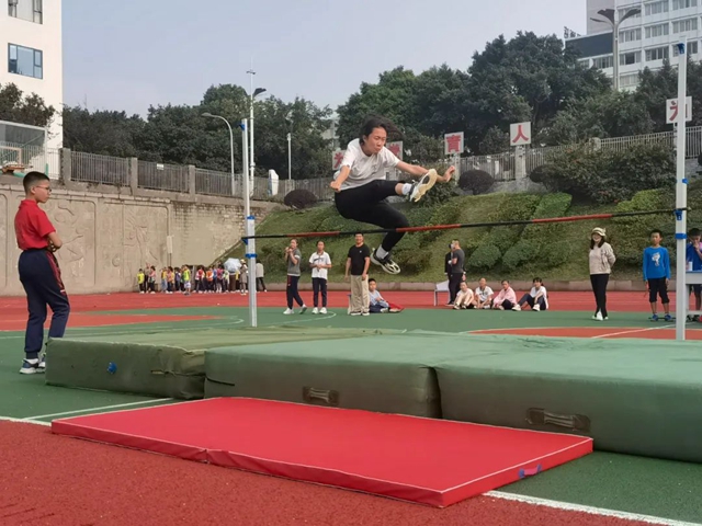 泸州十八中小学部“礼润成长 逐梦赛场”田径运动会圆满落幕(图35) 35.jpg