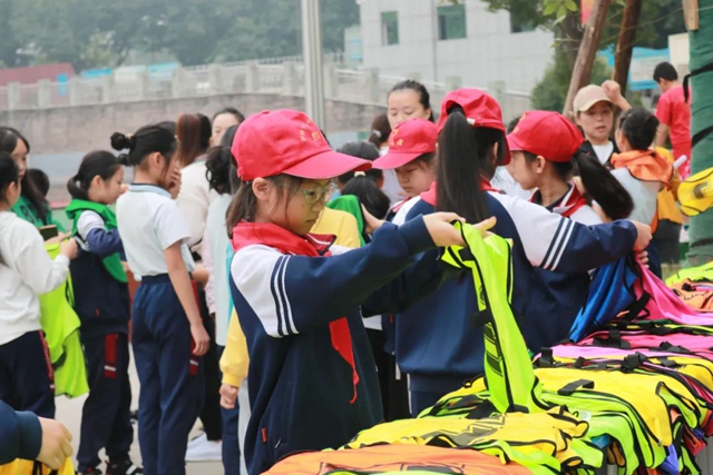 泸州十八中小学部“礼润成长 逐梦赛场”田径运动会圆满落幕(图38) 38.jpg