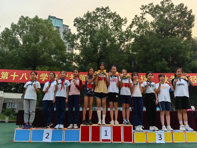 泸州十八中小学部“礼润成长 逐梦赛场”田径运动会圆满落幕(图37) 37.jpg