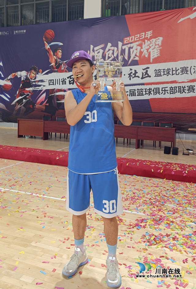 宝“刀”不老,笑傲江湖!柳叶刀队再度称雄泸州市第十七届篮球联赛季后赛(图3) 队员高举宝举冠军鼎.jpg