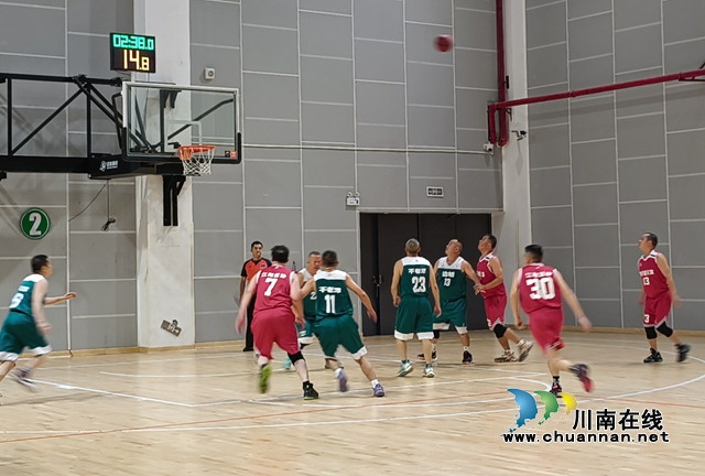 宝“刀”不老,笑傲江湖!柳叶刀队再度称雄泸州市第十七届篮球联赛季后赛(图5) 元老组比赛2.jpg