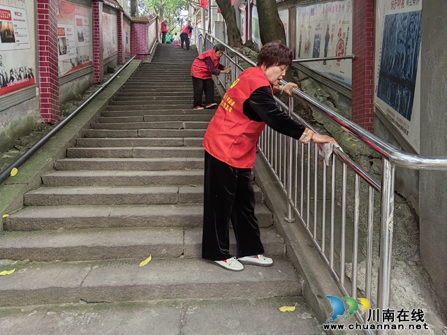 龙马潭区小市街道杜家街社区:党员先锋在行动 志愿服务践初心(图2) 34608A04CA5510AD0EC67DB95D672F27.jpg