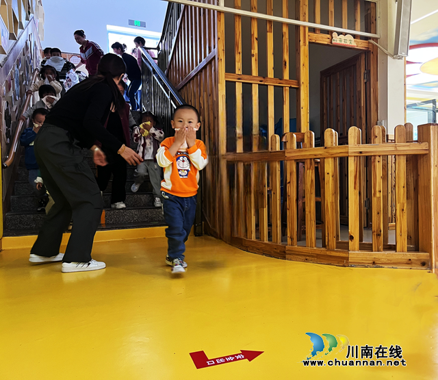 龙马潭区鱼塘街道:文汇幼儿园开展消防应急疏散演练活动(图4) 图片4.png