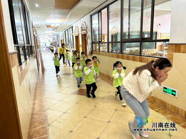 龙马潭区鱼塘街道:文汇幼儿园开展消防应急疏散演练活动(图5) 图片5.png