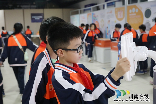 表演+体验+科普 龙马潭这些科技教育活动亮了(图5) 学生在“流动科技馆”体验科学魅力.jpg