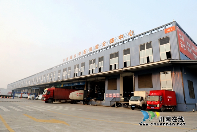 泸州市龙马潭区的泸州电商快递分拨中心.JPG