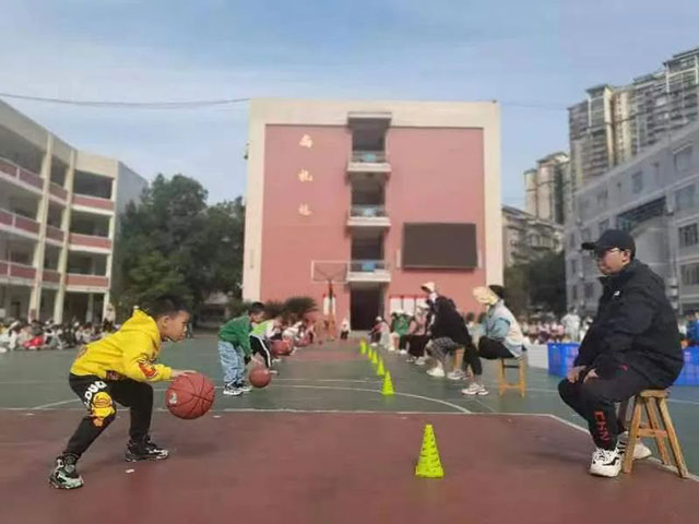 泸州十八中小学生篮球赛圆满落幕┃身体于赛场上飞驰,梦想在篮筐中盛放~~~(图4) 4.jpg