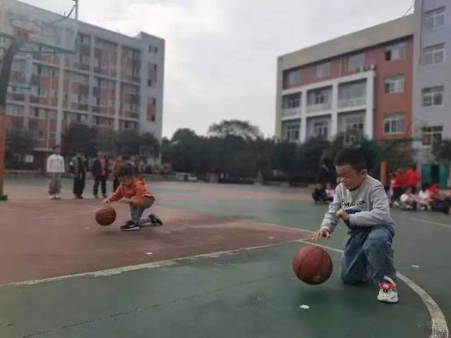 泸州十八中小学生篮球赛圆满落幕┃身体于赛场上飞驰,梦想在篮筐中盛放~~~(图6) 6.jpg