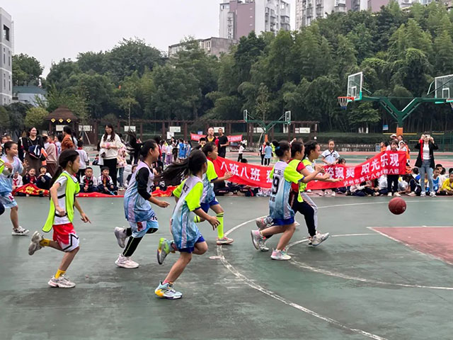 泸州十八中小学生篮球赛圆满落幕┃身体于赛场上飞驰,梦想在篮筐中盛放~~~(图19) 19.jpg