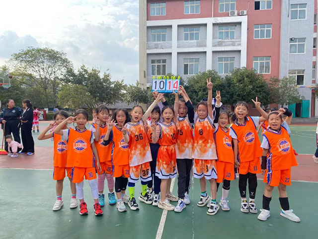泸州十八中小学生篮球赛圆满落幕┃身体于赛场上飞驰,梦想在篮筐中盛放~~~(图18) 18.jpg
